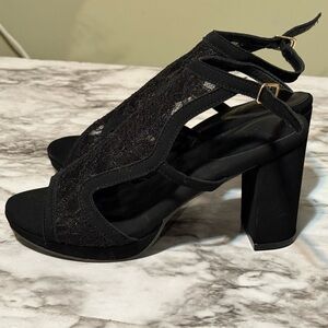 Chic Black Chunky Heel Sandals with Crisscross Straps